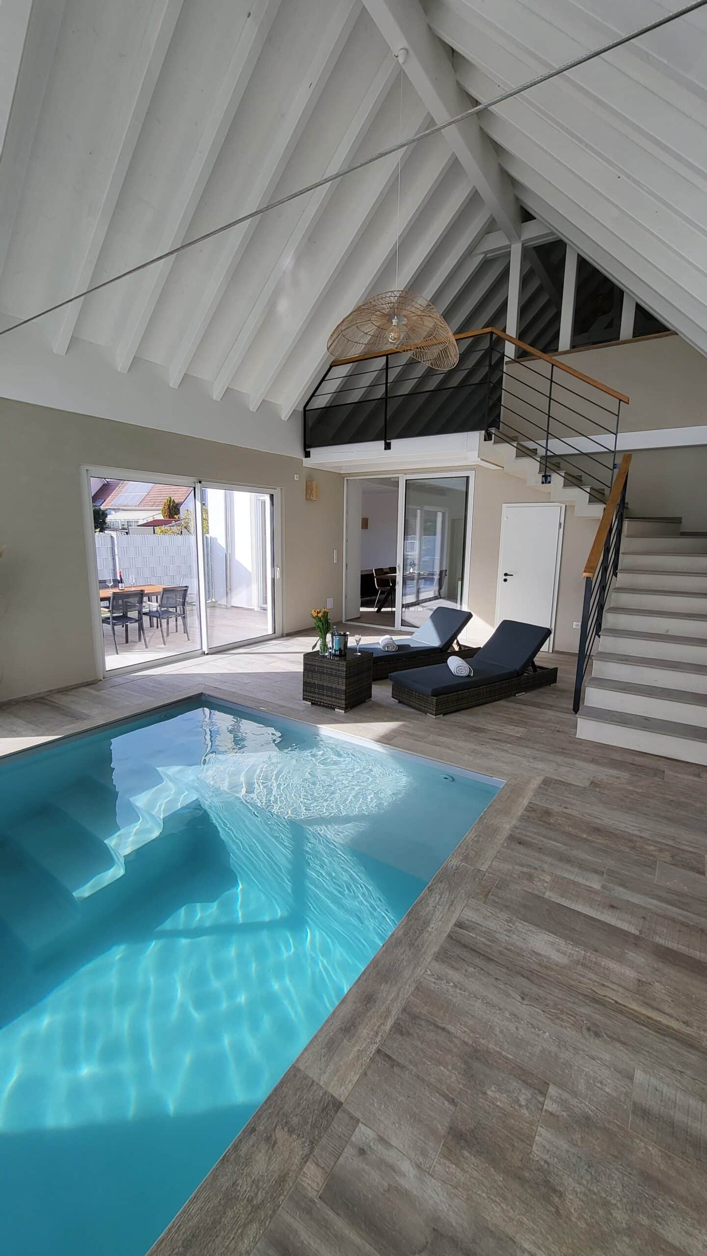 Piscine_vue terrasse+cuisine+escalier_portrait